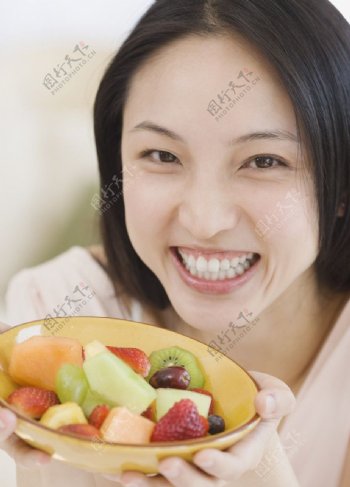 吃水果的美女图片