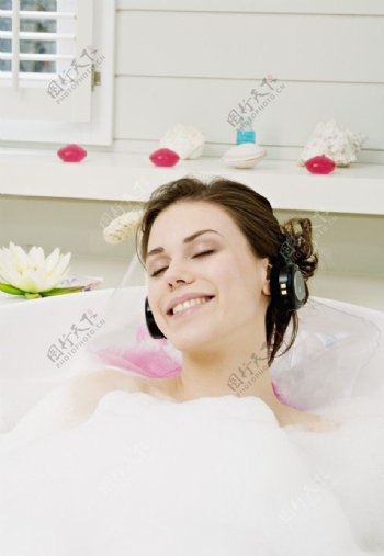 洗澡听音乐的女人图片