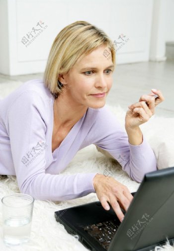 玩电脑的妇女图片
