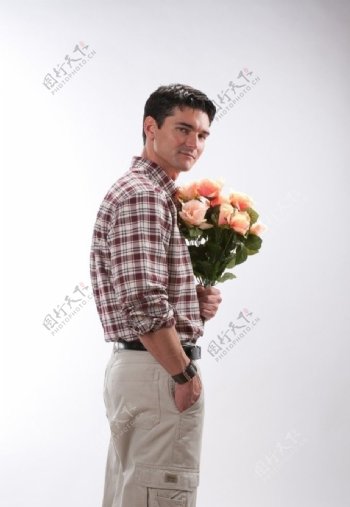 拿花的男人图片