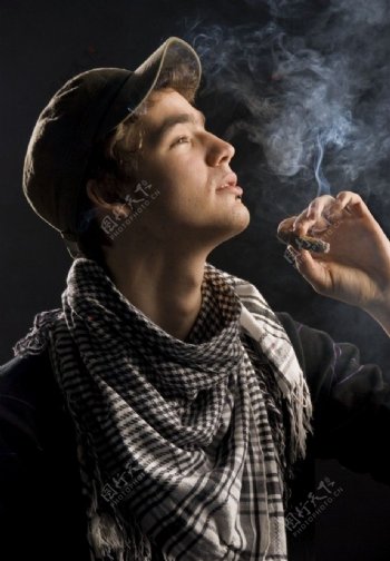 吸雪茄的青年图片