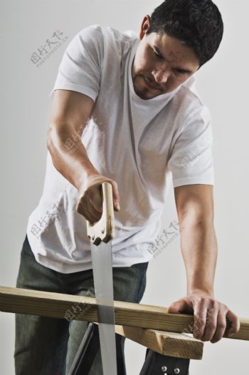 做木工活的男人图片