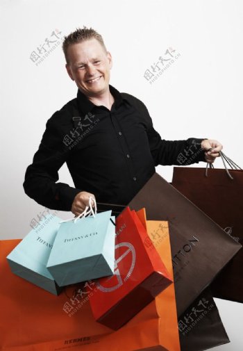 拎购物袋的男人图片