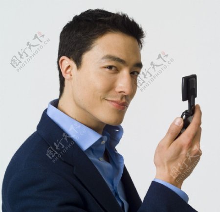 持手机的韩国男模图片