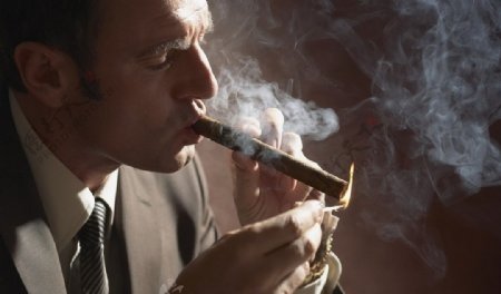 吸烟的男人图片