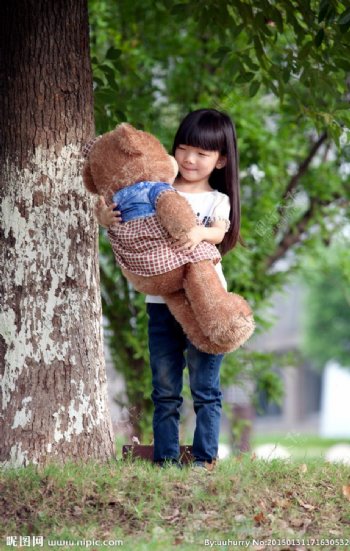 抱着小熊的女孩图片