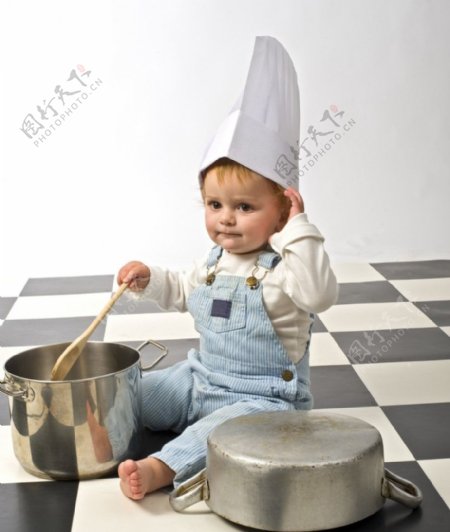 可爱小孩煮饭图图片