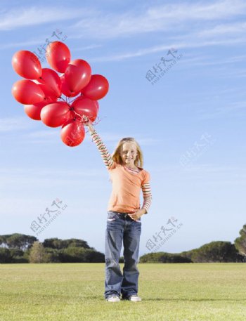 拿红气球的外国女孩图片