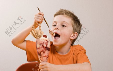 吃冰激凌的男孩图片