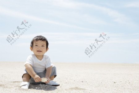 沙滩快乐孩子图片