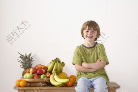 吃水果的孩子图片