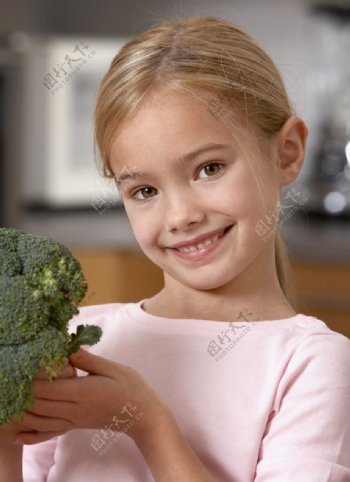 吃蔬菜的小女孩图片