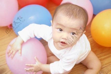 玩气球的婴儿宝宝图片