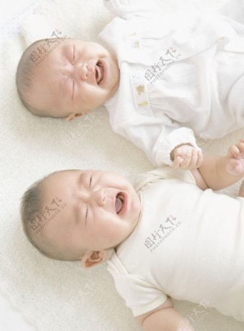 两个哭泣的婴儿宝宝图片