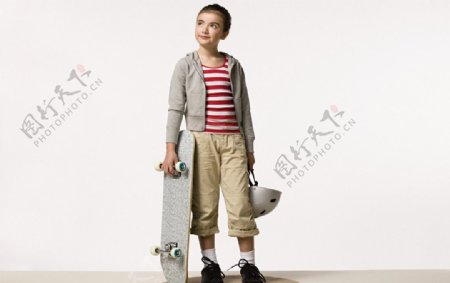玩滑板车的小女孩图片