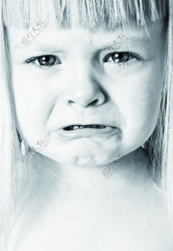哭泣的女孩图片