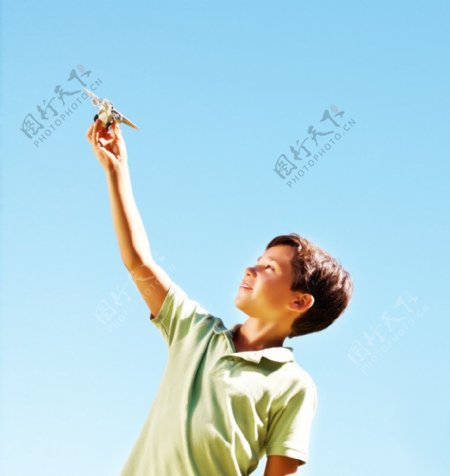 手拿玩具飞机的小男孩图片