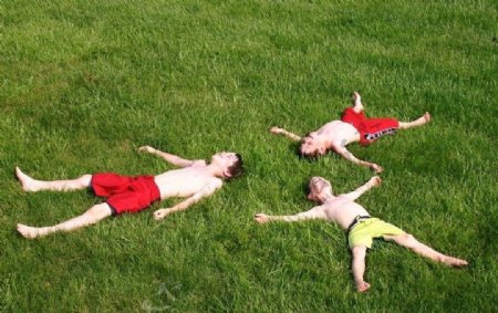 躺着在草地上的孩子图片