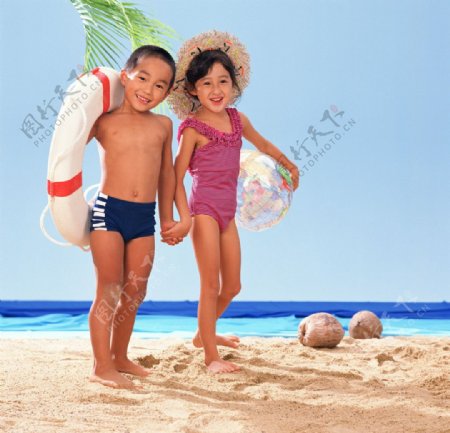 沙滩男孩女孩图片