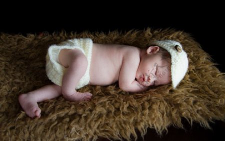睡在毛毯上的婴儿图片