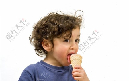 吃冰激凌的小男孩图片