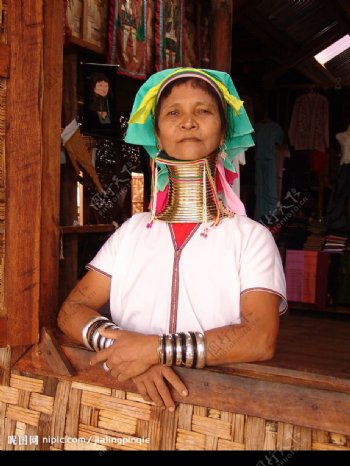 泰国嘉伦族老妇图片