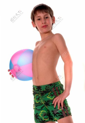 手拿充气球的男孩图片