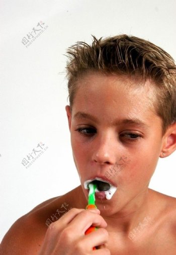 刷牙的男孩图片