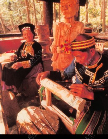 文化村中的土著部落人雕刻的木刻