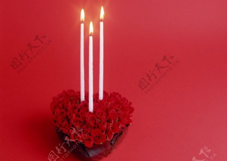 红色玫瑰花上的蜡烛