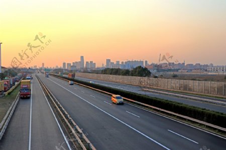 高速公路夕阳