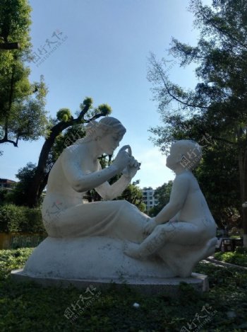 雕像母亲和孩子