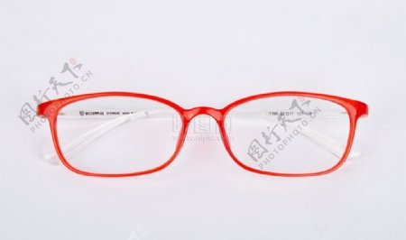 红框透明镜腿眼镜