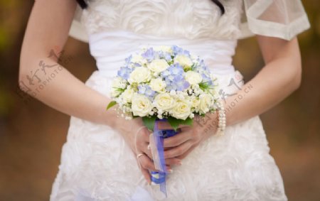 手拿鲜花的美丽新娘高清