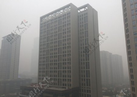 雾霾下的高楼
