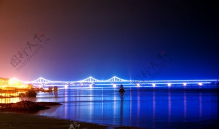 丹东鸭绿江斜拉桥夜景