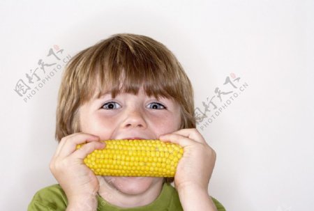 大口吃玉米的孩子