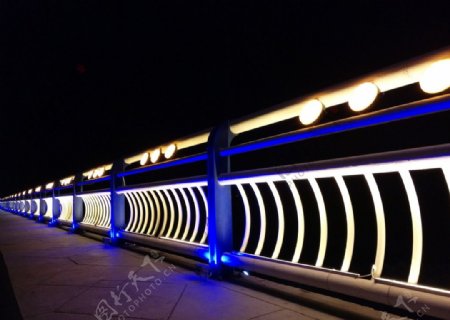 夜幕中的讷谟尔大桥