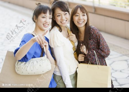 一起逛街购物的三个女孩