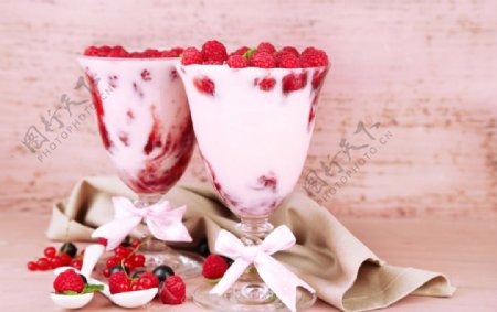 树莓酸奶饮品
