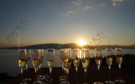 湖边日落香槟