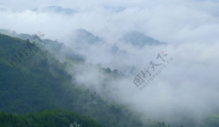 云雾漫山