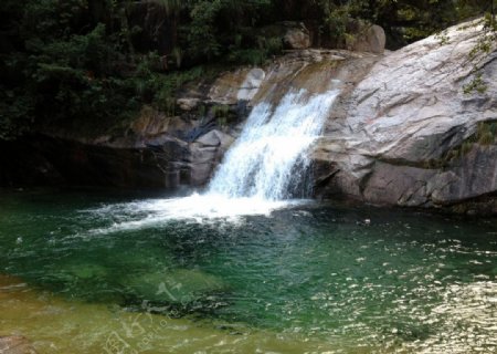 瀑布流水清澈透底的翠绿