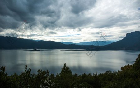 阴云下的泸沽湖