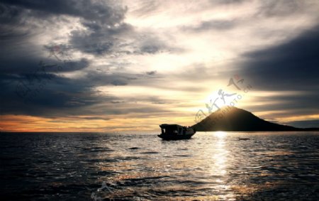 印尼美娜多海上夕阳