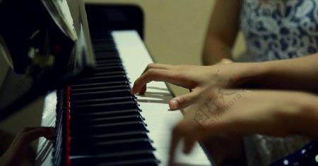 琴键上的手