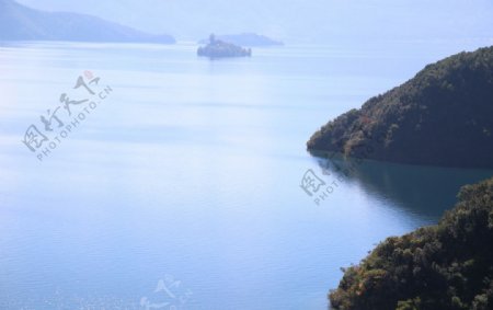 泸沽湖雾景