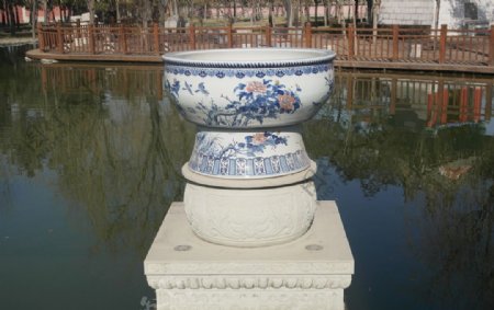 湖中央的瓷盆