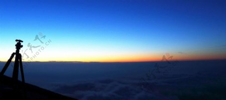 夕阳下的牛背山风光