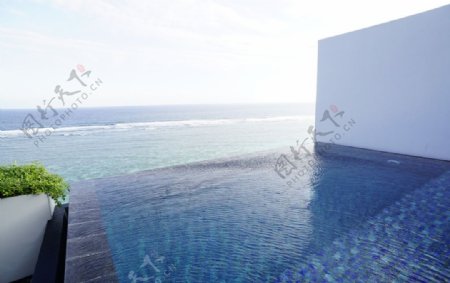 巴厘岛酒店无边泳池海岸度假